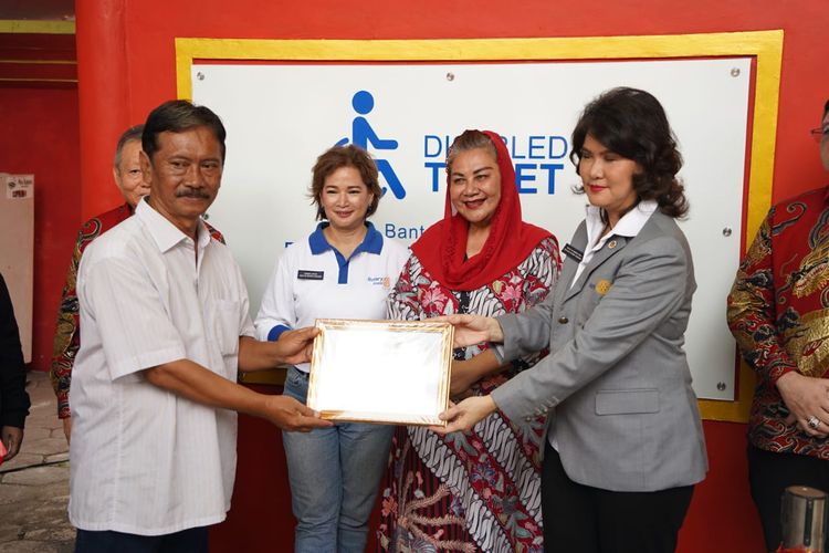 Wali Kota Semarang, Hevearita Gunaryanti Rahayu saat meresmikan pembangunan toilet disabilitas bantuan dari Rotary District 3420 Indonesia di Sam Poo Kong, Kamis (22/2/2024)