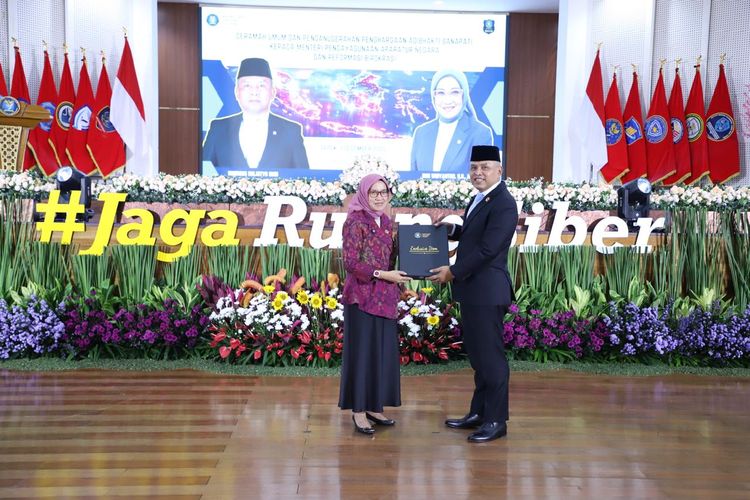 Menteri Pendayagunaan Aparatur Negara dan Reformasi Birokrasi (PANRB) Rini Widyantini menerima Tanda Penghargaan Adibhakti Sanapati Tahun 2025 yang diberikan oleh Badan Siber dan Sandi Negara (BSSN) di Depok, Jawa Barat, Senin (1/12/2025).