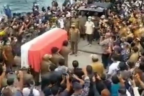 Jemput Jenazah Wakil Bupati Sangihe, Warga Berkumpul di Pelabuhan