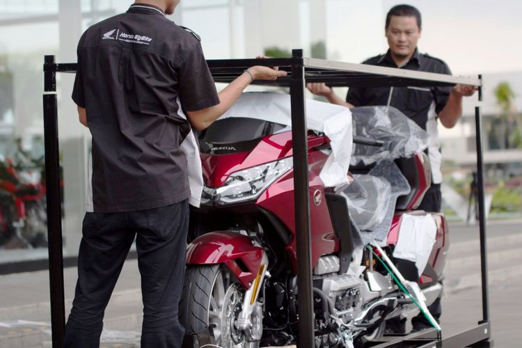 Unboxing dua unit Honda Gold Wing model terbaru sebelum diserahkan kepada dua pembeli pertama, di showroom Astra Motor Astra Biz Center BSD, Tangerang Selatan, Jumat (20/4/2018).