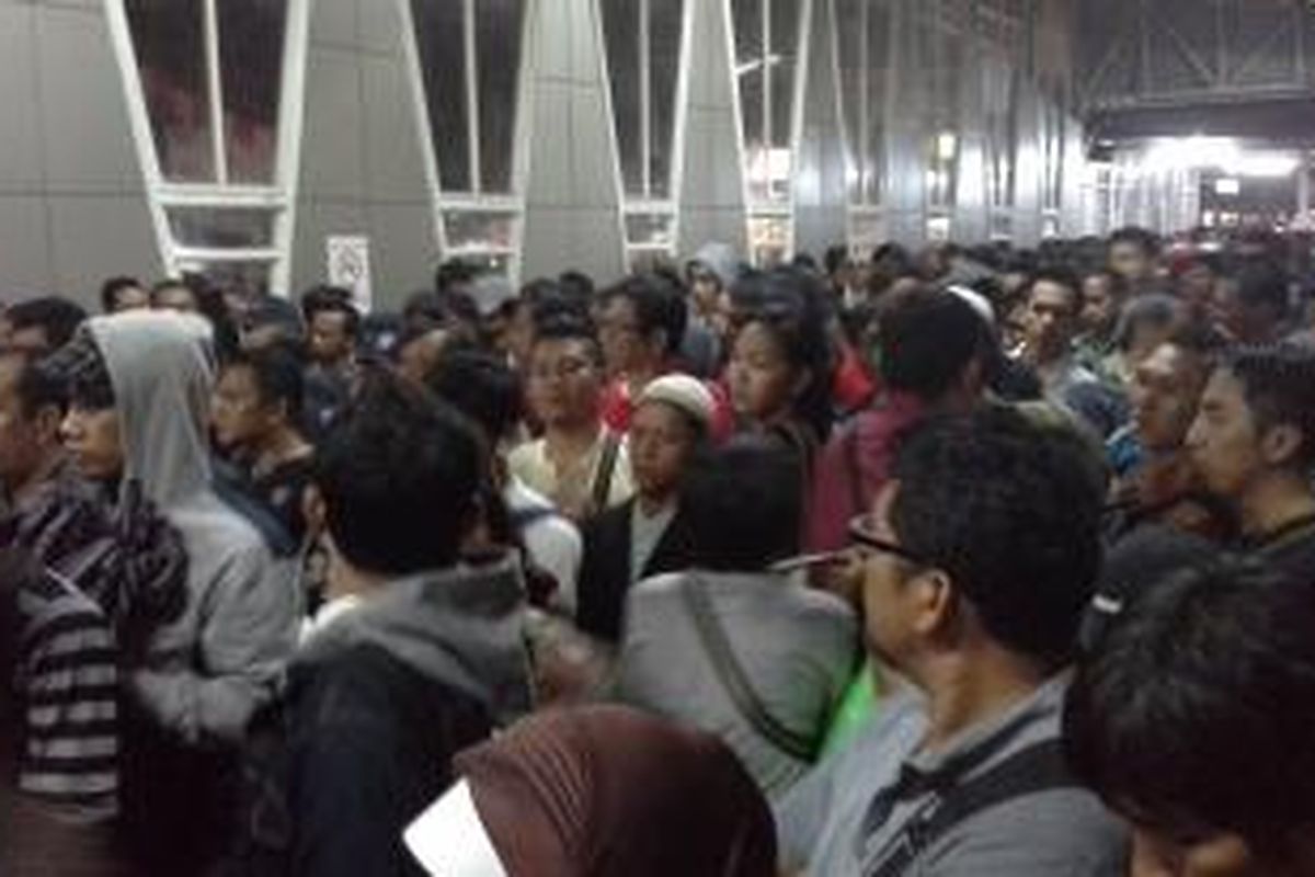 Penumpukan penumpang di Stasiun Bojong Gede, Bogor, Jawa Barat, Jumat (15/8/2014) malam, setelah kereta rel listrik tak rute Jakarta-Bogor hanya bisa berjalan sampai stasiun ini.