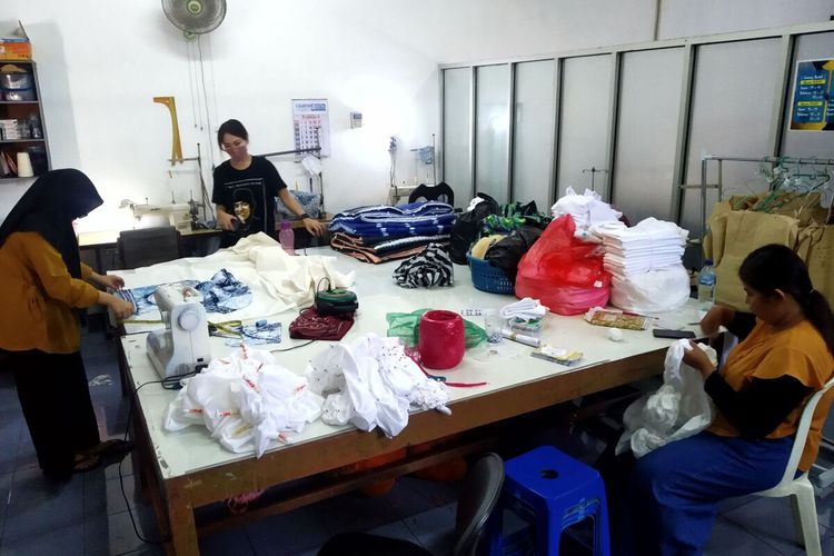 Ruang pembuatan busana di workshop Batik Mawar Putih yang terletak di Jalan Tanjung, Kota Blitar, Selasa (8/2/2022)