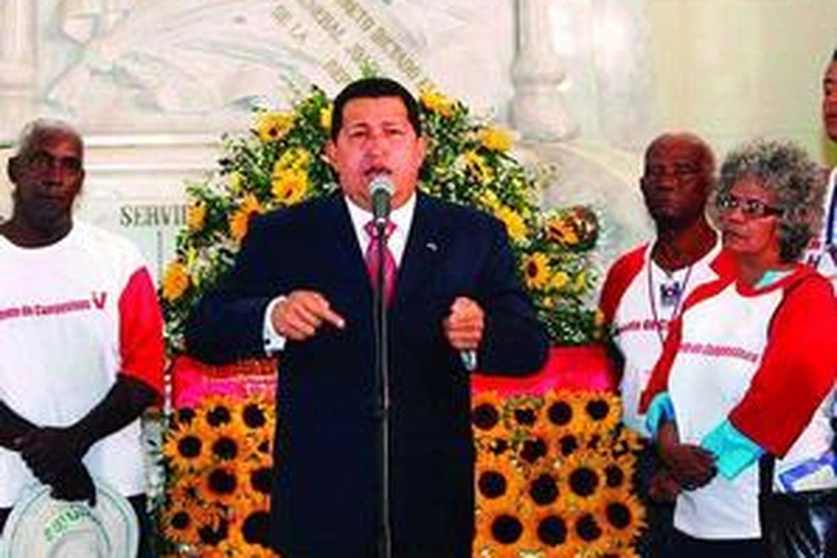 Presiden Venezuela Hugo Chavez saat upacara memperingati 10 Tahun Berkuasa, Minggu (1/2) di Caracas. Chavez memperingati 10 tahun berkuasa dengan mengerahkan ratusan ribu pendukungnya ke Caracas, Senin. Unjuk kekuatan ini dimaksudkan agar dia bisa terpilih lagi. 