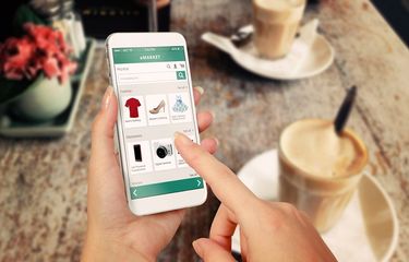 Ilustrasi belanja online di platform e-commerce Tokopedia.