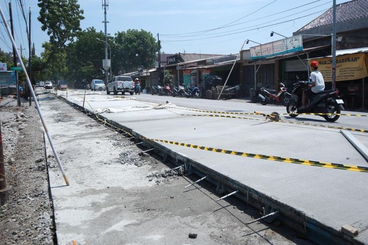 Pembangunan jalan dan saluran di Jalan Hasanudin, Kecamatan Semarang Utara, Kota Semarang, Jumat (20/10/2023).