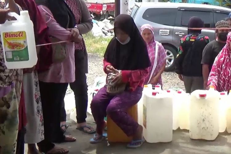 Tempuh perjalanan 20 Km, warga kelelahan antre minyak goreng di tengah terik matahari. 