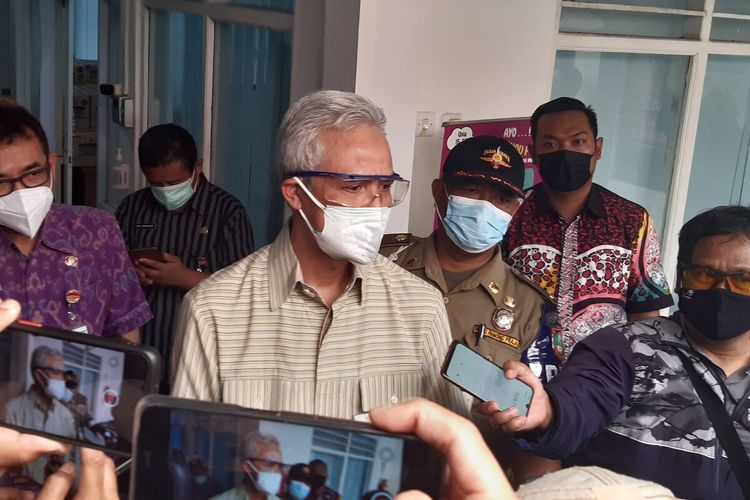 Gubernur Jateng, Ganjar Pranowo dalam kunjungannya memantau vaksinasi Covid-19 di Puskesmas Manahan, Solo, Jawa Tengah, Selasa (19/1/2021).