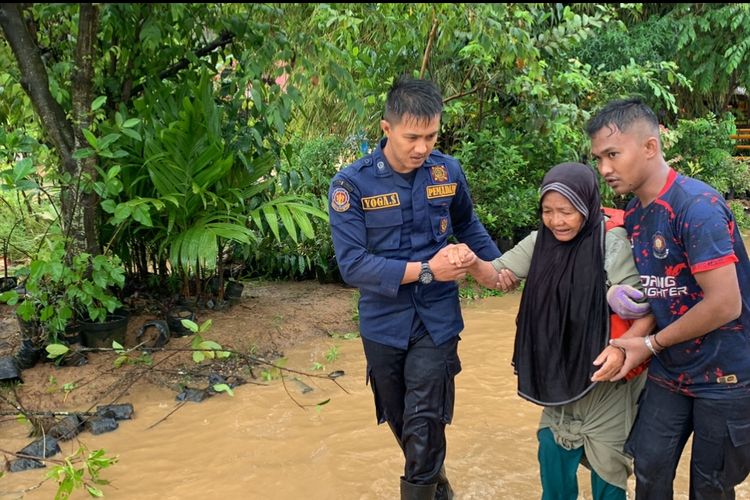 Padang Diterjang Banjir di 9 Kecamatan, 290 Warga Dievakuasi Tim SAR Gabungan