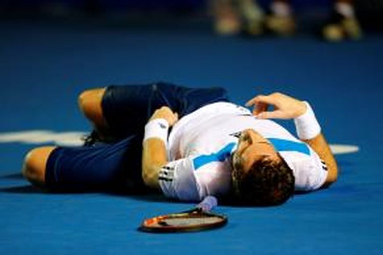 Petenis Inggris Andy Murray terbaring di lapangan saat menghadapi Gilles Simon dari Perancis pada babak perempat final Abiarto Mexicano Telcel di Acapulco, Meksiko, Kamis (27/2/2014). Murray menang 1-6, 7-6(4), 6-2.