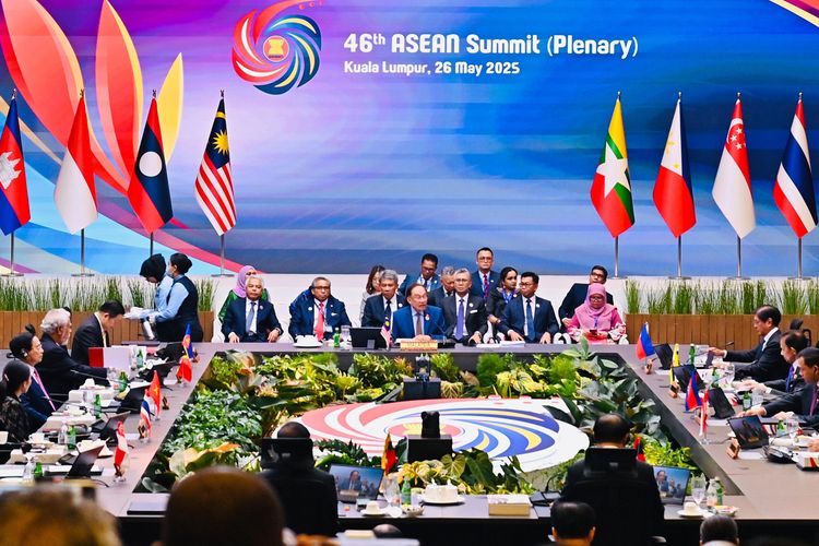 Menteri Perdagangan (Mendag) RI, Budi Santoso (Busan) mendampingi Presiden RI, Prabowo Subianto pada sesi pleno Konferensi Tingkat Tinggi (KTT) ke-46 ASEAN di Kuala Lumpur Convention Centre (KLCC), Kuala Lumpur, Malaysia, Senin (26/5/2025).