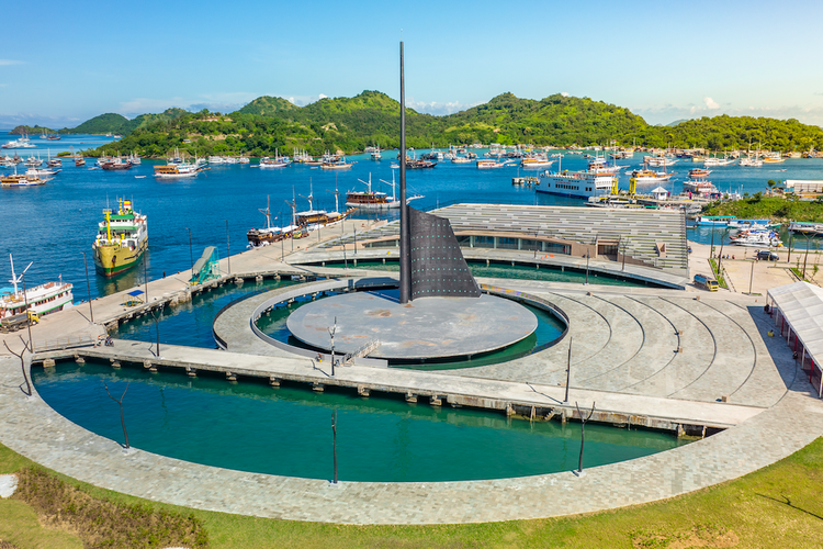 Wajah baru Kawasan Marina Labuan Bajo, Kabupaten Manggarai Barat, Nusa Tenggara Timur. Penataan dilakukan pada tahun 2020-2022. 