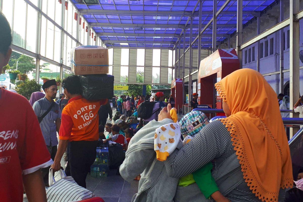 Para pemudik mulai memadati Stasiun Pasar Senen di Jakarta Pusat, Jumat (8/6/2018).