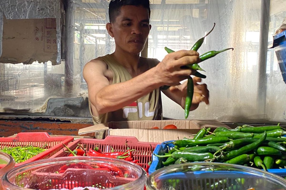 Pedagang sayur di Pasar Pademangan Timur, Pademangan, Jakarta Utara mengaku harga berbagai komoditas bahan pangan naik menjelang Natal dan Tahun Baru 2023. 