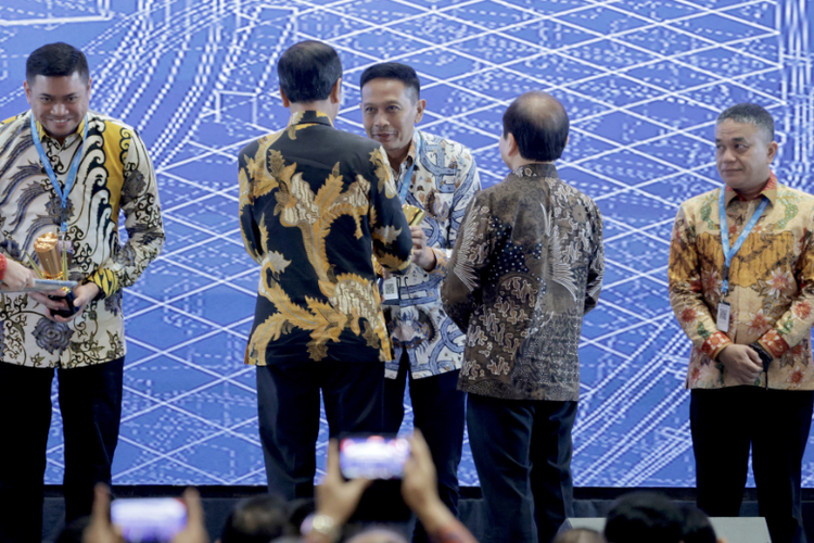Kota Malang berhasil meraih predikat Kota terbaik dalam PPD 2024. Penghargaan diserahkan langsung oleh Presiden RI Joko Widodo kepada Pj Wali Kota Malang Wahyu Hidayat, di Balai Sidang Jakarta Convention Center, Senin (6/5/2024). 