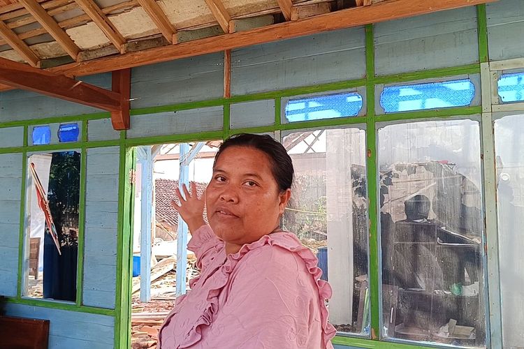 Supriyati (45) menunjukkan rumahnya yang porak-poranda akibat kebakaran sumur minyak yang terbakar di Desa Gandu, Kecamatan Bogorejo, Kabupaten Blora, Jawa Tengah, Senin (1/9/2025)