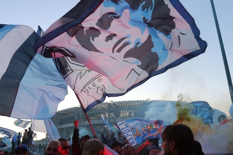 Suporter Napoli berkumpul di Stadion Diego Armando Maradona pada 4 Mei 2022-2023 untuk menggelar nonton bareng laga Udinese vs Napoli. Napoli dipastikan menjadi juara Liga Italia 2022-2023 usai menuai hasil seri di markas Udinese. (Photo by Carlo Hermann / AFP)