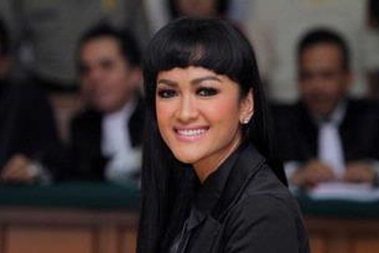 Julia Perez alias Jupe, terdakwa kasus penganiayaan terhadap Dewi Perssik atau DP, menunggu sidang dengan agenda mendengarkan saksi, di Pengadilan Negeri Jakarta Timur, Selasa (10/5/2011). Sidang terpaksa ditunda hingga 18 Mei 2011 setelah Ketua Majelis Hakim tidak bisa hadir karena sakit.