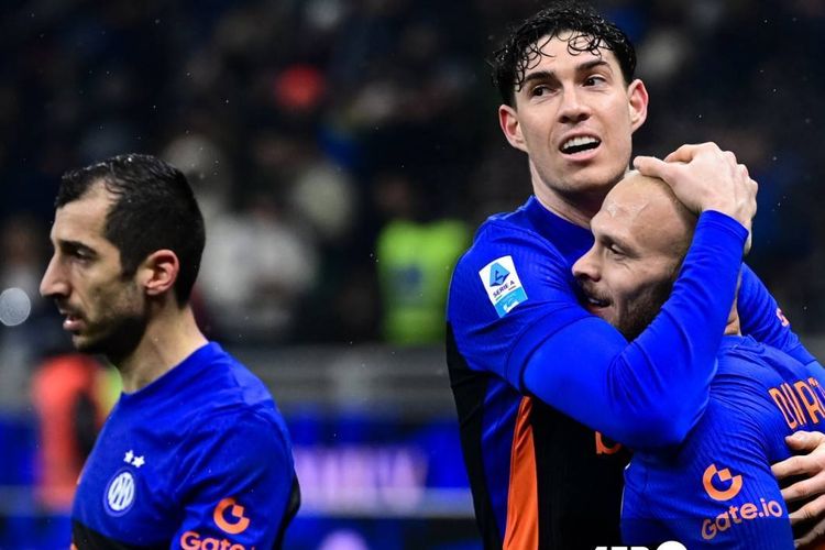Federico Dimarco (kanan) merayakan gol dengan Alessandro Bastoni dalam pertandingan sepak bola Serie A Liga Italia antara Inter Milan vs Pisa di Stadion San Siro di Milan pada 23 Januari 2026. (Foto oleh Piero CRUCIATTI / AFP)