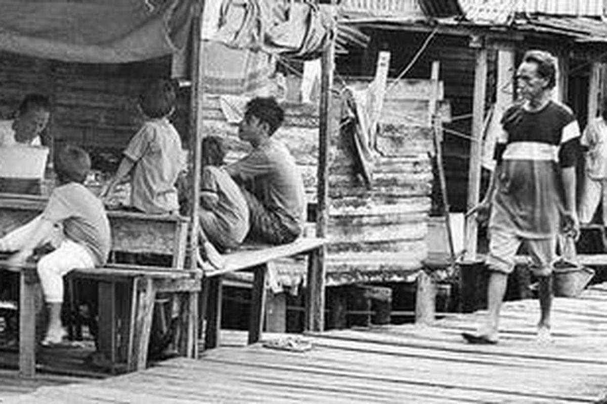 Perekonomian komunitas nelayan Suku Duanu kian merosot dalam 20 tahun terakhir. Kini, sebagian besar nelayan tak memiliki kapal dan jaring sehingga hanya bekerja sebagai buruh nelayan. Suasana permukiman kampung laut Suku Duanu di Kelurahan Tanjung Solok, Kecamatan Kuala Jambi, Tanjung Jabung Timur, Jambi, Rabu (29/6/2011).