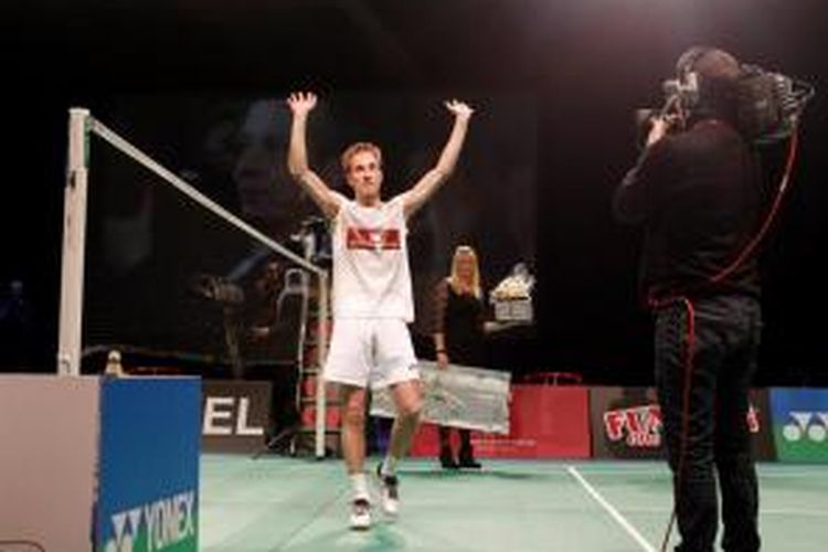 Mantan pebulu tangkis Denmark, Peter Hoeg Gade, melambaikan tangan pada penonton usai memenangkan pertandingan melawan Lin Dan (China) pada babak final Copenhagen Masters 2012.