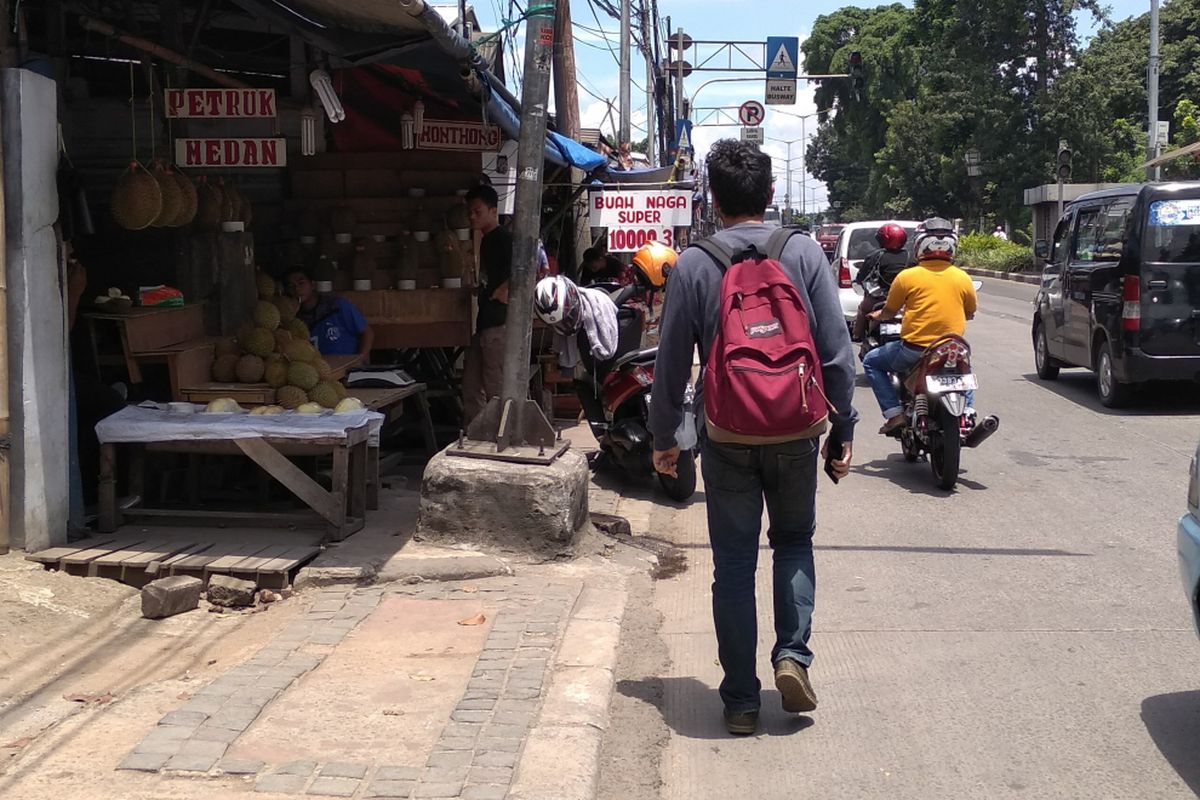 Kesemerautan trotoar di Kramat Jati, Jakarta Timur, Selasa (17/4/2018)