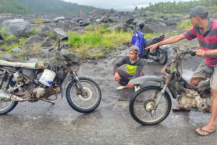 Kondisi motor milik Rudi rusak akibat terseret banjir lahar Gunung Semeru, Selasa (29/7/2025)