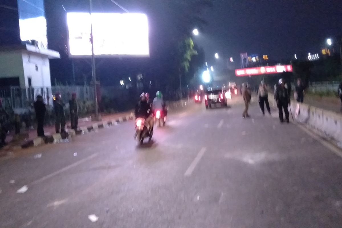 Massa demonstran di depan Gedung DPR RI di Jalan Gatot Subroto bubar, jalan dari arah Slipi ke Semanggi mulai dibuka, Selasa (24/9/2019) malam.