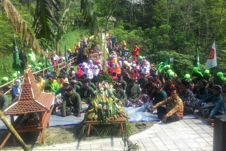 Dusun Tritis punya daya tarik budaya, yakni: nyadran dan merti dusun sebelum memasuki bulan Ramadhan. Dalam tradisi budaya itu, warga menggelar tawasulan atau tahlilan di kaki Puncak Widosari. Awal Mei 2018 lalu, warga Tritis menggelar nyadran dan merti dusun ini.