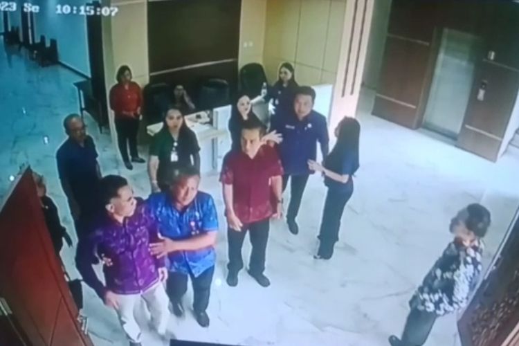 Tangkapan layar video rekaman CCTV anggota DPRD Kabupaten Buleleng, yang cekcok, Selasa (28/2/2023).