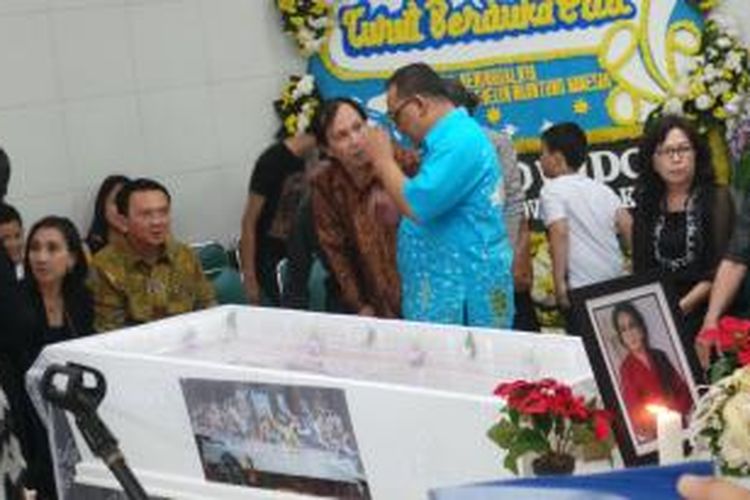 Wakil Gubernur DKI Jakarta Basuki Tjahaja Purnama melayat jenazah Hetty di Rumah Duka RSPAD Gatot Subroto, Jakarta Pusat, Kamis (4/9/2014) malam.
