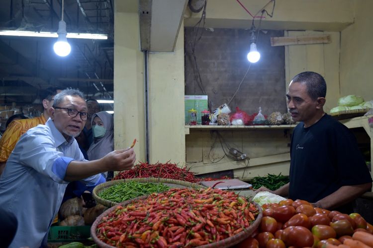 Menteri Perdagangan Zulkifli Hasan saat mengunjungi pasar Cibubur di hari pertama ia menjabat menjadi Menteri Perdagangan
