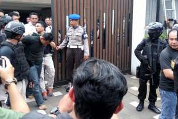 Pelaku perampokan dan penyanderaan di sebuah rumah di Jalan Bukit Hijau 7, Pondok Indah, Jakarta Selatan, Sabtu (3/9/2016), berhasil dilumpuhkan polisi dan digiring ke luar rumah.