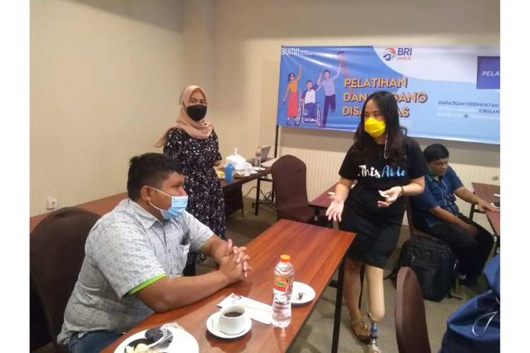 BRI memberikan bantuan pelatihan dan magang kepada penyandang disabilitas. 