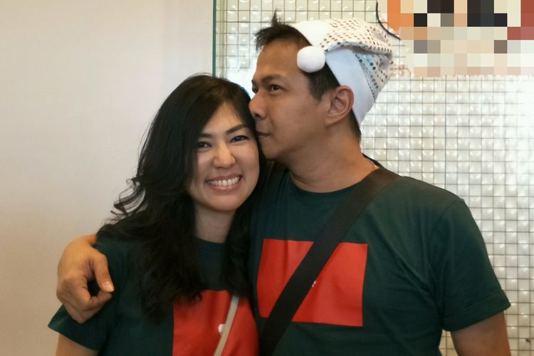 Delon Thamrin mencium istrinya, Aida Chandra saat ditemui di Mal Artha Gading, Jakarta Utara, Selasa (16/12/2019)