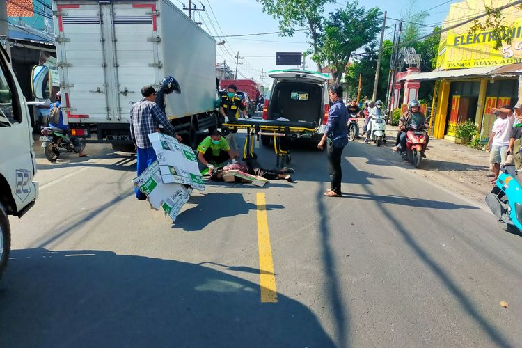 Penumpang sepeda motor tewas tertabrak truk usai terjatuh, pasca sepeda motor yang ditumpangi menabrak truk di Jalan Raya Cerme Lor, Kecamatan Cerme, Gresik, Jawa Timur, Selasa (11/4/2023).