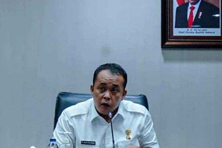 Kepala Kejaksaan Negeri Belawan Nusirwan Sahrul menyerahkan uang negara yang berhasil diselamatkan kepada Wakil Wali Kota Medan Aulia Rachman disaksikan Kepala BPK Perwakilan Sumut Eydu Oktain Panjaitan di balai kota Medan, Rabu (25/5/2022)