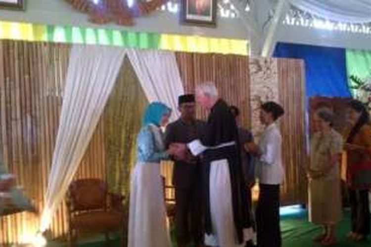 Wali Kota Bandung Ridwan Kamil dan istri, Atalia, mendapat ucapat selamat Idul Fitri dari sejumlah tokoh lintas agama saat menggelar 
