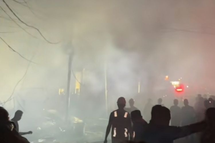 Petugas berjibaku memadamkan api kebakaran kios Pasar Pulau Payung di Kota Dumai, Riau, Senin (17/6/2024) malam.
