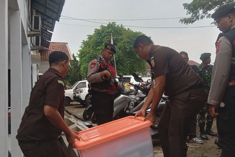 Penyidik Kejari Cianjur mengamankan sejumlah dokumen karena kantor Dishub Cianjur usai usai penggeledahan, Senin )23/6/2025) terkait kasus dugaan korupsi proyek PJU senilai Rp40 miliar