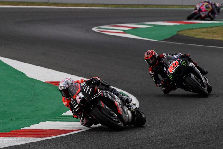 Aleix Espargaro (Aprilia) dan Fabio Quartararo (Yamaha) saat menjalani sesi kualifikasi MotoGP Italia pada 28 Mei 2022. Setelah jeda selama lima minggu, para pebalap MotoGP akan kembali beraksi di MotoGP Inggris 2022, 5-7 Agustus 2022. 