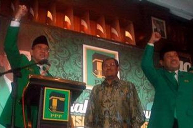 Gubernur Jawa Barat Ahmad Heryawan (tengah) menghadiri peringatan Hari Lahir Partai Persatuan Pembangunan (PPP) ke-40 di Hotel Panghegar, Kota Bandung, Jawa Barat, Sabtu (2/2/2013). Dalam Pilgub Jabar 2013, Heryawan yang berpasangan dengan Deddy Mizwar diusung oleh PPP bersama dengan Partai Keadilan Sejahtera, dan Partai Hanura. Acara Harlah itu juga dihadiri oleh Ketua Umum Dewan Pimpinan Pusat PPP Suryadharma Ali (kiri) yang secara resmi meluncurkan nomor urutan partai ke-9 dalam acara itu. Pada kesempatan itu, kader PPP yang dimotori Ketua DPW PPP Jabar Rachmat Yasin (kanan) juga mendorong Suryadharma Ali agar mencalonkan diri sebagai Presiden pada Pemilu 2014. 

