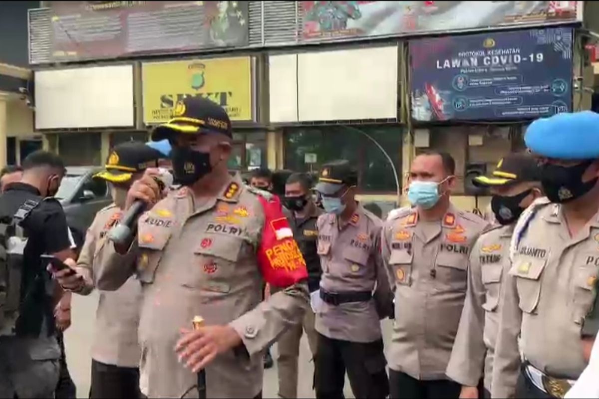 Kapolres Audie S. Latuheru menemui massa yang menuntut polisi untuk tegas menindak kerumunan di tengah pandemi Covid-19, pada Senin (16/11/2020)