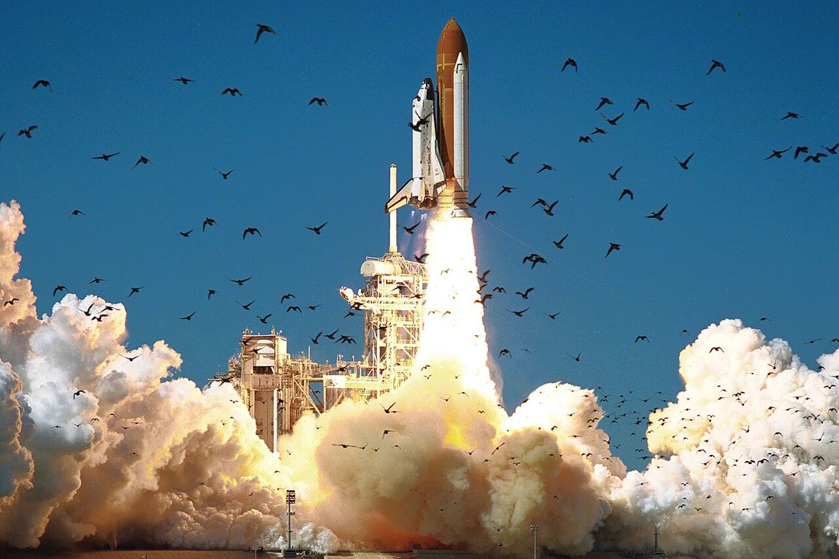 Ilustrasi pesawat Challenger. Salah satu tragedi misi luar angkasa yang tercatat dalam sejarah adalah meledaknya pesawat ulang-alik Challenger, 73 detik setelah diluncurkan, menewaskan tujuh orang awaknya, termasuk Christa McAuliffe, seorang guru di New Hampshire sebagai bagian dari NASA's Teacher in Space Project.