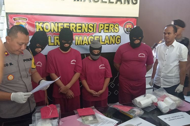 Aparat Polres Magelang mengamankan empat orang diduga pengedar obat keras daftar G  jenis pil berlogo Y atau yang dikenal dengan sebutan pil yarindu. Dari tangan mereka polisi mengamankan lebih dari 11.000 butir pil sebagai barang bukti, Senin (5/11/2019).