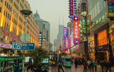 Suasana Nanjing East Road di Shanghai, China.