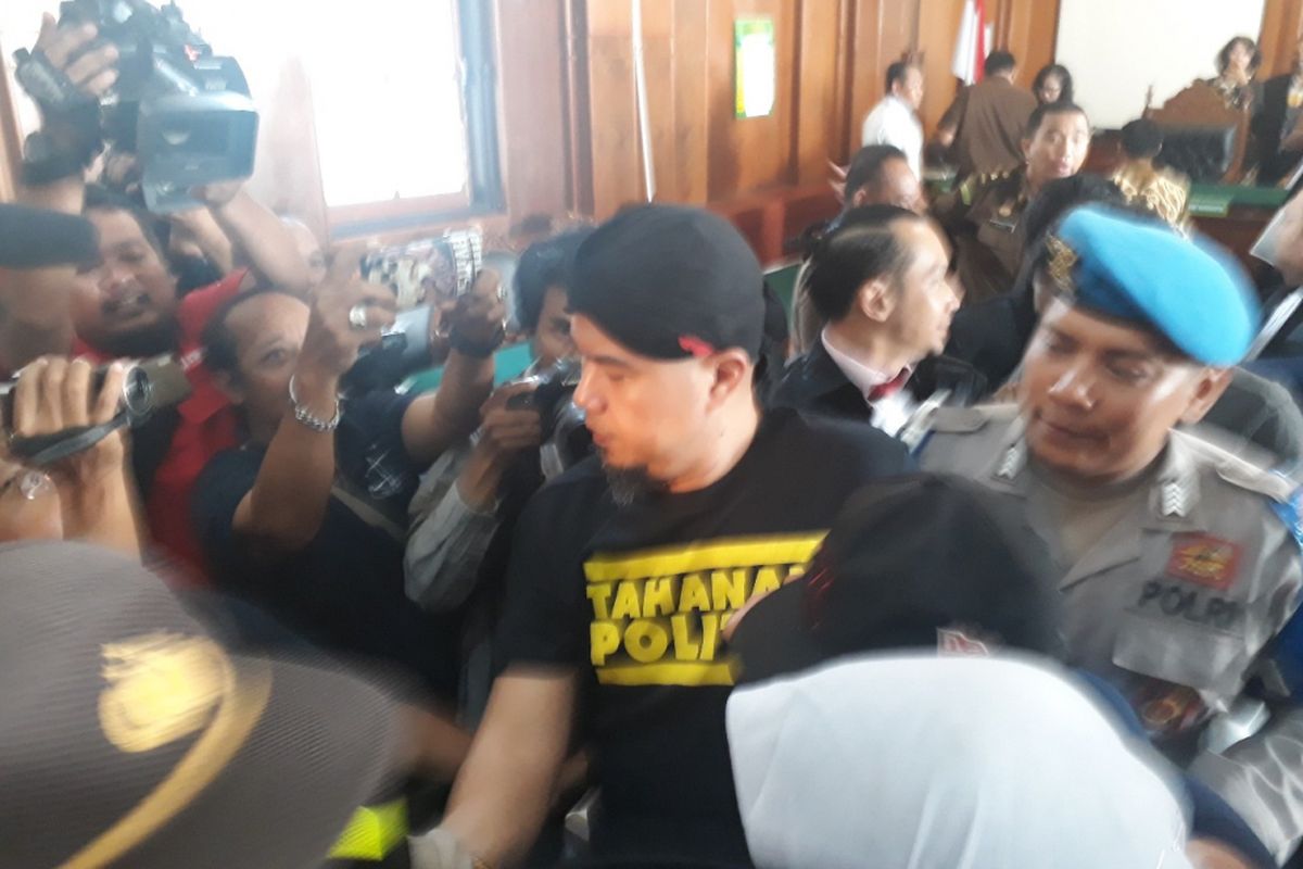 Ahmad Dhani digiring ke mobil tahanan kejaksaan usai sidang di PN Surabaya, Kamis (7/2/2019)