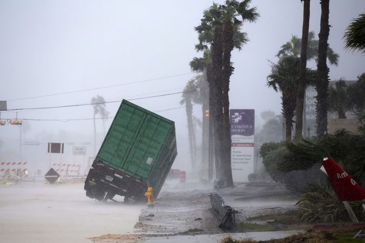 Badai Harvey telah mendarat di Texas. Foto ini merekam kejadian antara  Pelabuhan Aransas dan Pelabuhan O’Connor, di utara kota Corpus Christi, Texas, AS