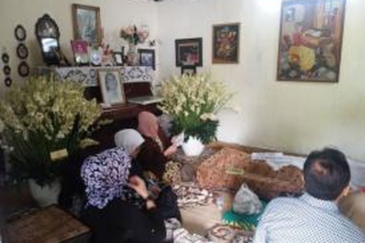 Jenazah pianis Meinar Loeis pada Rabu (29/7/2015) pagi dibaringkan dan didoakan di rumah duka yang merupakan tempat tinggal semasa hidupnya, di Jalan Padang No 20, Jakarta Selatan.