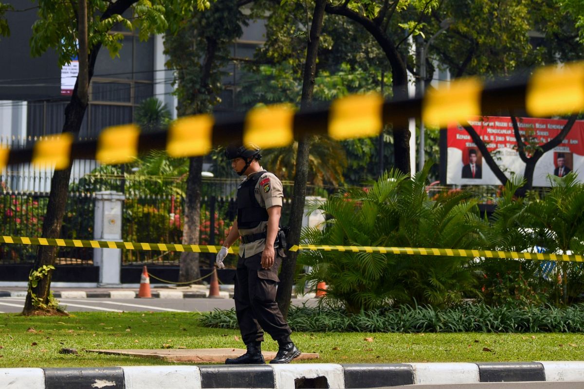 Anggota Gegana Brimob Polri melakukan pemeriksaan di sekitar TKP ledakan di Jalan Medan Merdeka Utara, kawasan Monas, Jakarta, Selasa (3/12/2019). ANTARA FOTO/Nova Wahyudi/aww.