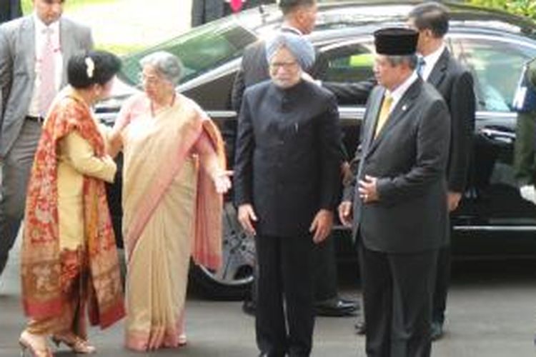 Presiden Susilo Bambang Yudhoyono didampingi Ibu Negara Ani Yudhoyono menerima kunjungan Perdana Menteri India Manmohan Singh didampingi istri, Gursharan Kaur, di Istana Merdeka, Jakarta, Jumat (11/9/2013). 